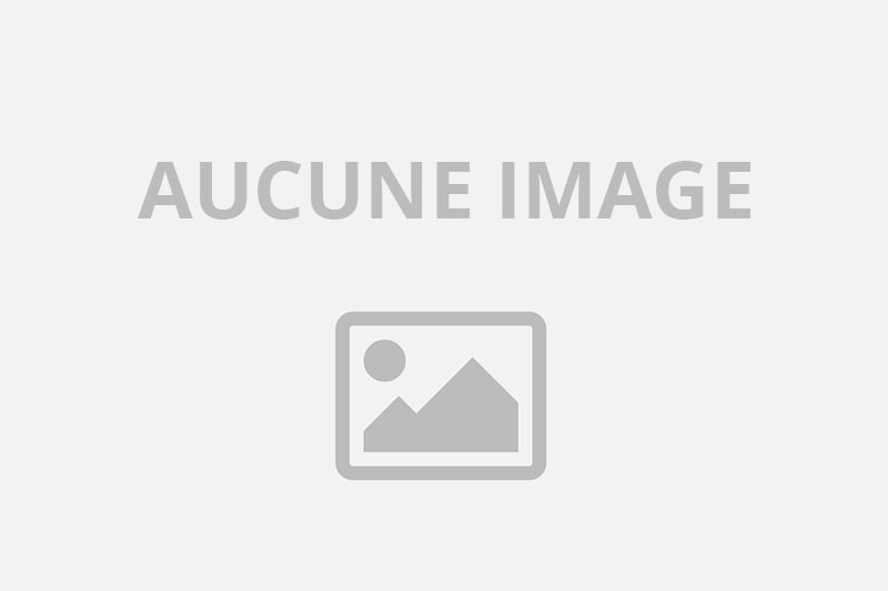 Massage d'un jeune homme talentueux dans la matièr
